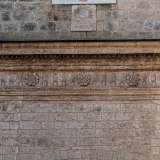 ...che sorreggono una trabeazione composta da un architrave tripartito in cui si alternano triglifi e motivi floreali